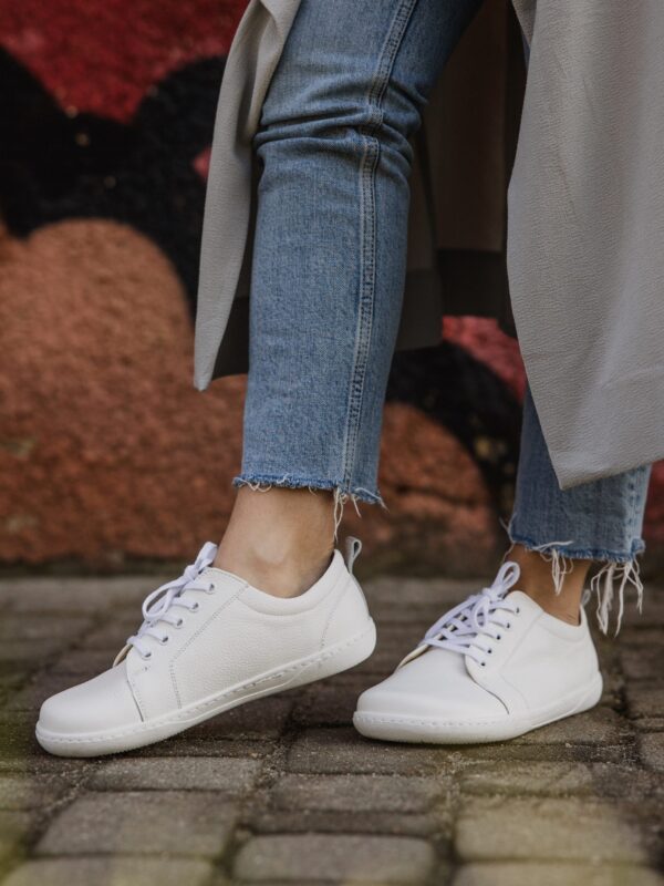 Półbuty barefoot damskie Zola – klasyczne białe trampki | Apavo Barefoot