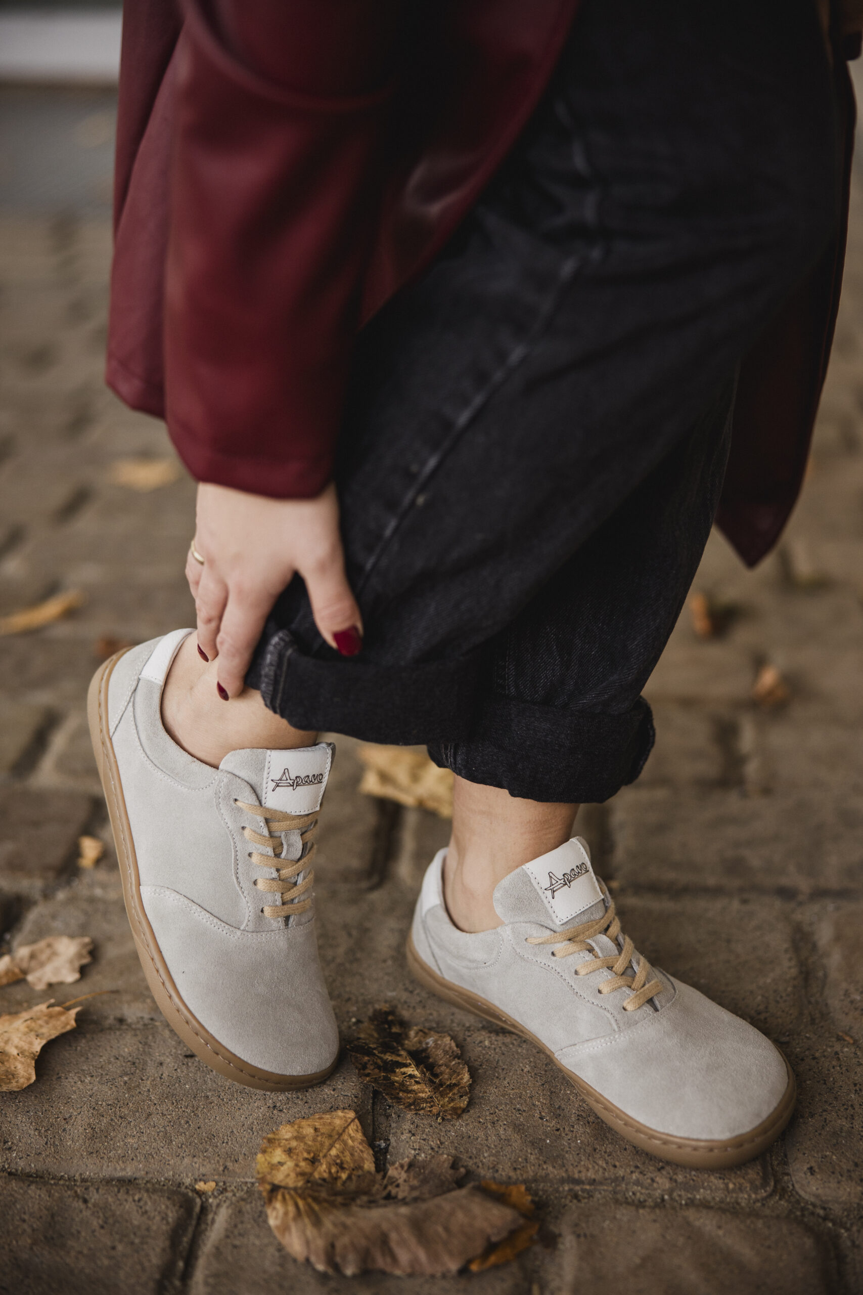 Szare półbuty barefoot damskie APAVO Ava z weluru i białymi detalami, elastyczna podeszwa barefoot i szeroki toe box