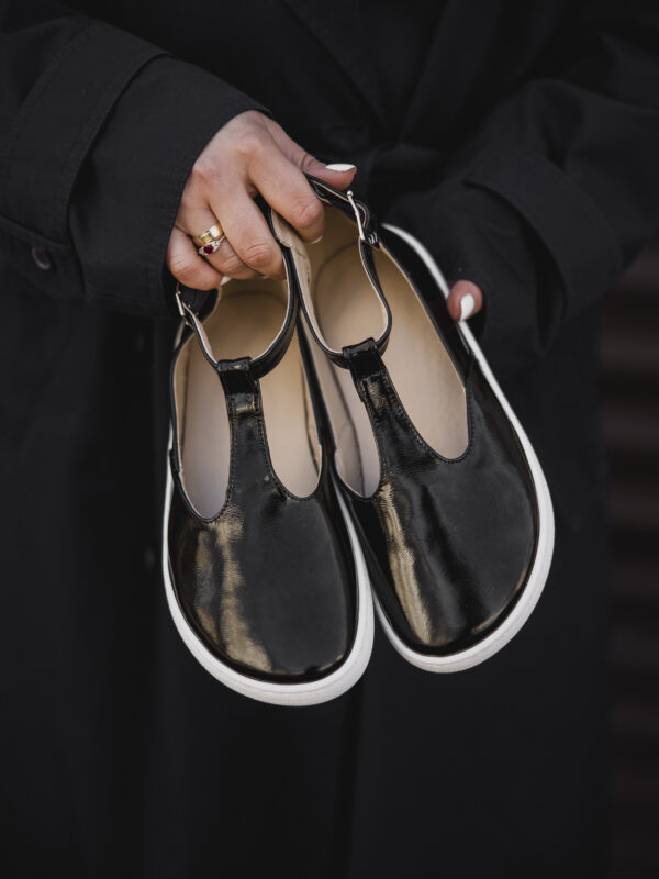 Półbuty barefoot damskie Sana – czarny lakier T-bar | Apavo Komfort