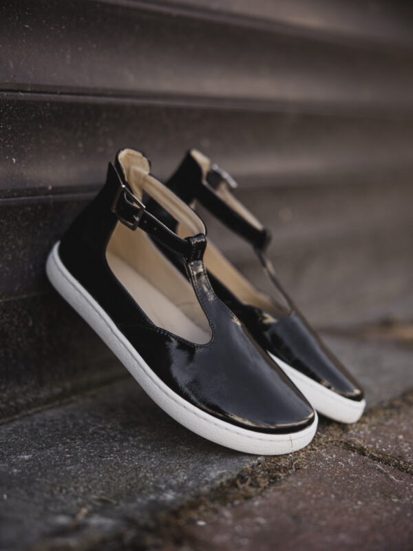 Półbuty barefoot damskie Sana – czarny lakier T-bar | Apavo Komfort