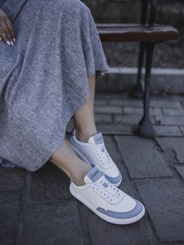 Półbuty barefoot damskie Vivi – białe sneakersy z błękitnymi dodatkami | Apavo Komfort