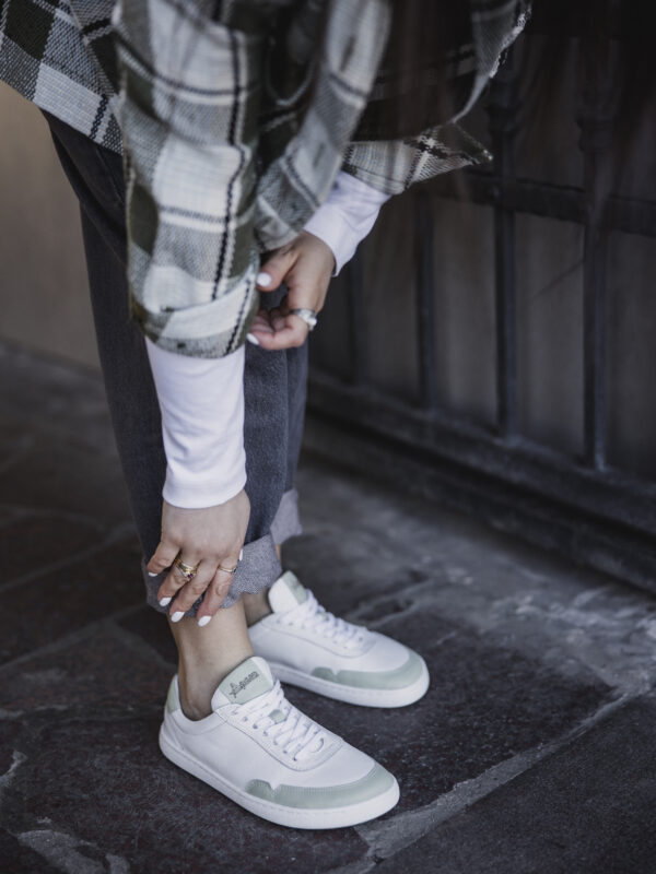 Półbuty barefoot damskie Vivi – białe sneakersy z miętowymi dodatkami | Apavo Komfort