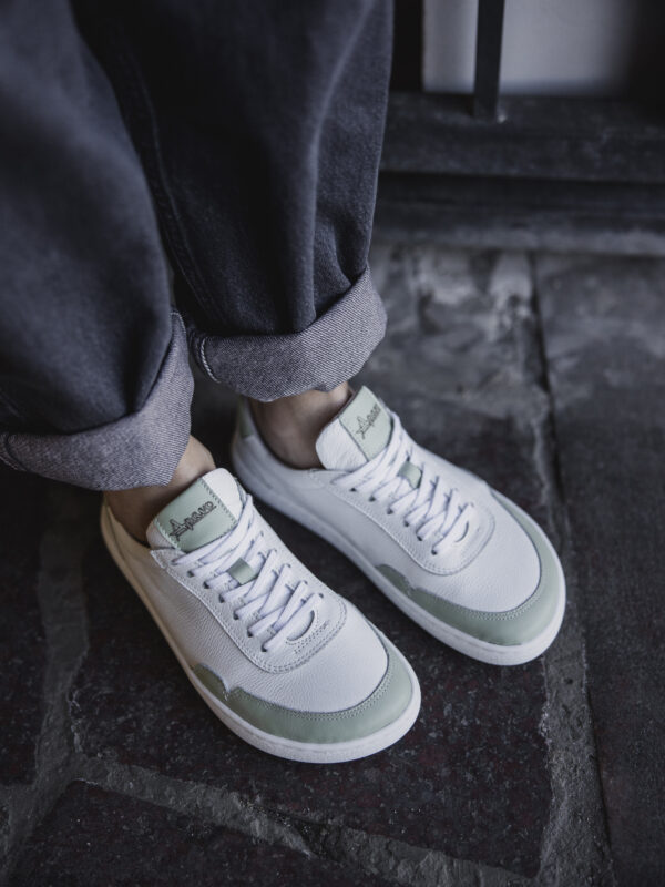 Półbuty barefoot damskie Vivi – białe sneakersy z miętowymi dodatkami | Apavo Komfort