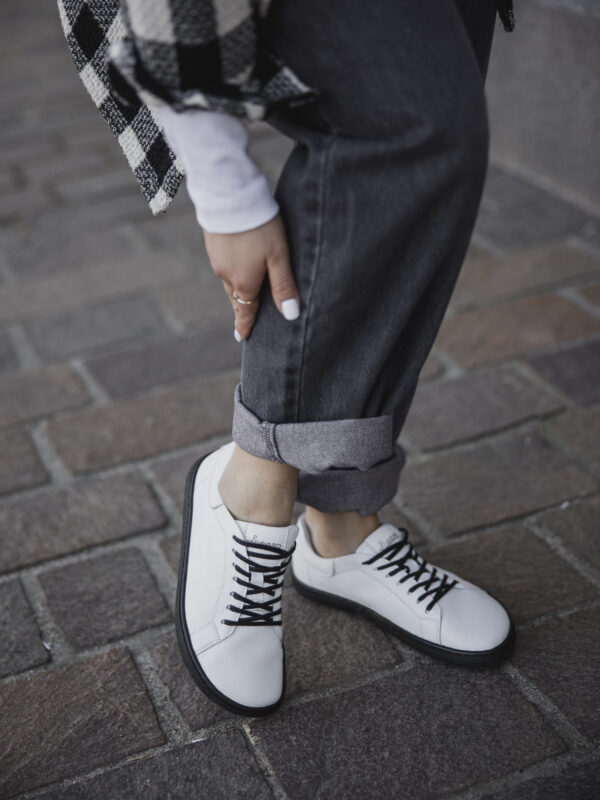 Półbuty barefoot damskie Tila – białe trampki z czarną podeszwą | Apavo Komfort