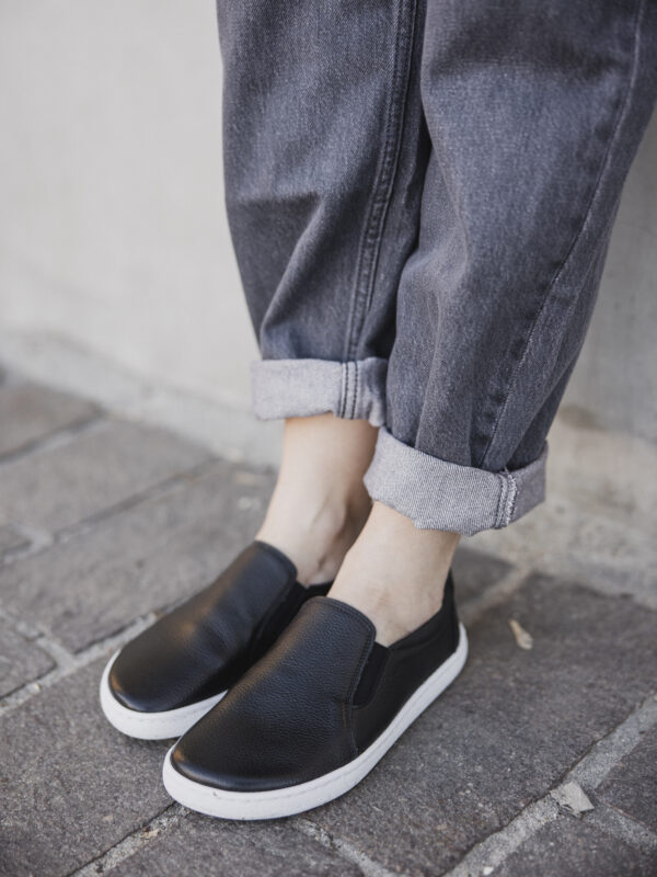 Półbuty barefoot damskie Neomi – czarne slip-on | Apavo Komfort