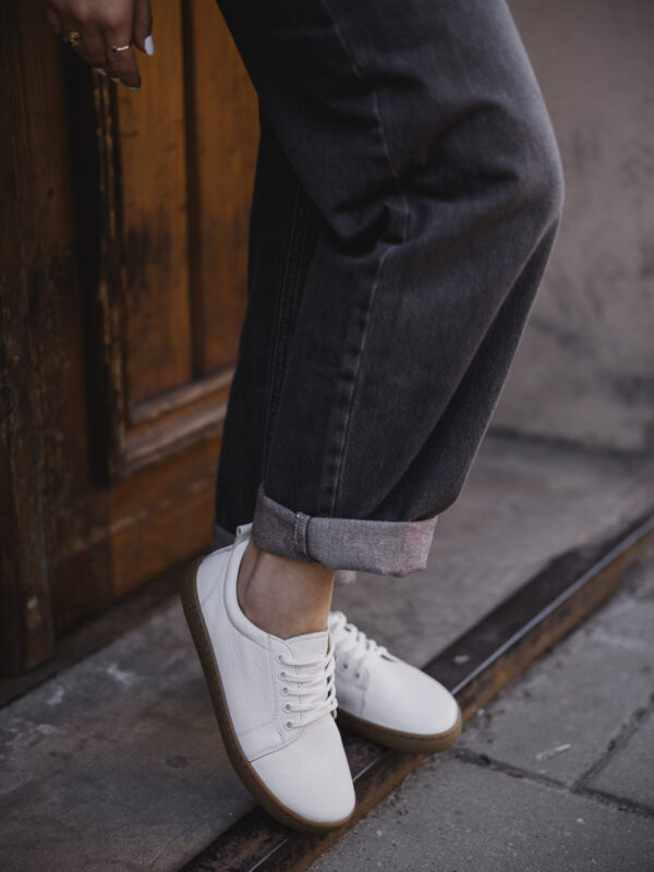 Półbuty barefoot damskie Lena – białe trampki na beżowej podeszwie | Apavo Komfort