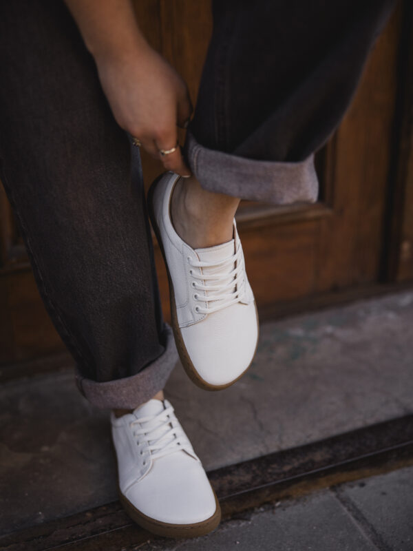 Półbuty barefoot damskie Lena – białe trampki na beżowej podeszwie | Apavo Komfort