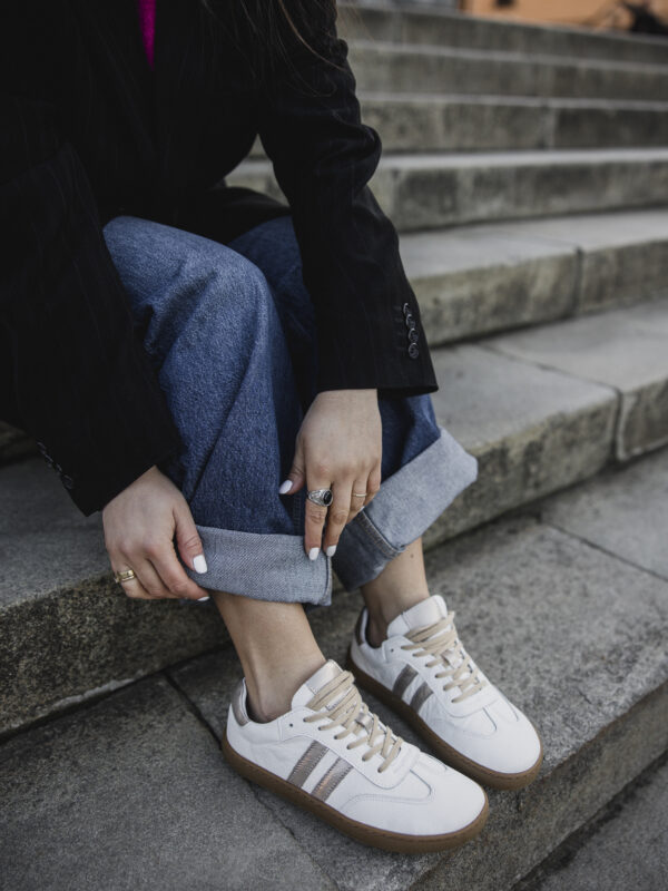 Półbuty barefoot damskie Livia – białe sneakersy z miedzianymi dodatkami | Apavo Komfort