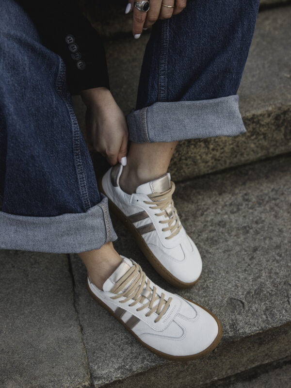 Półbuty barefoot damskie Livia – białe sneakersy z miedzianymi dodatkami | Apavo Komfort