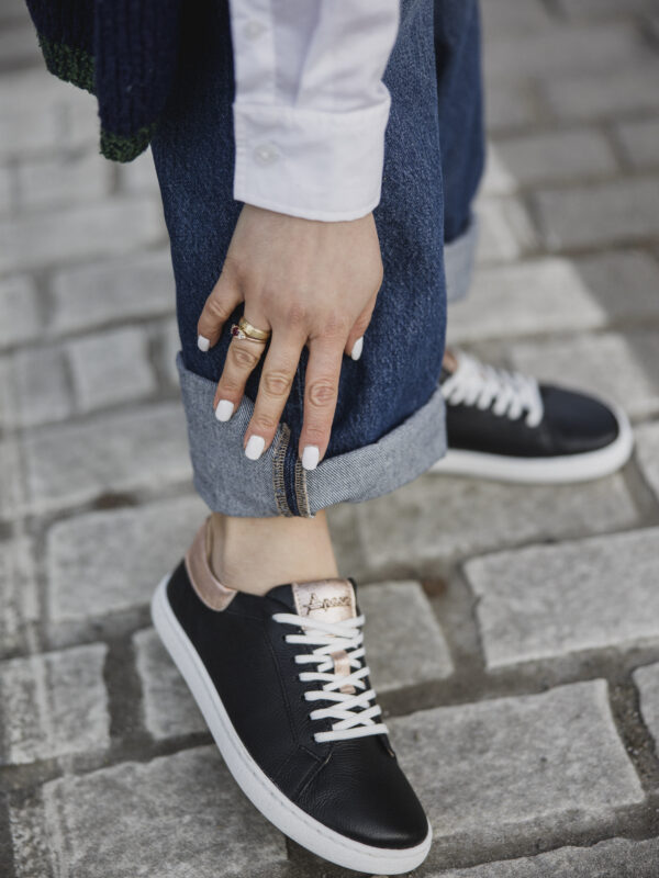 Półbuty barefoot damskie Tila – czarne trampki z akcentem rosegold na białej podeszwie | Apavo Komfort