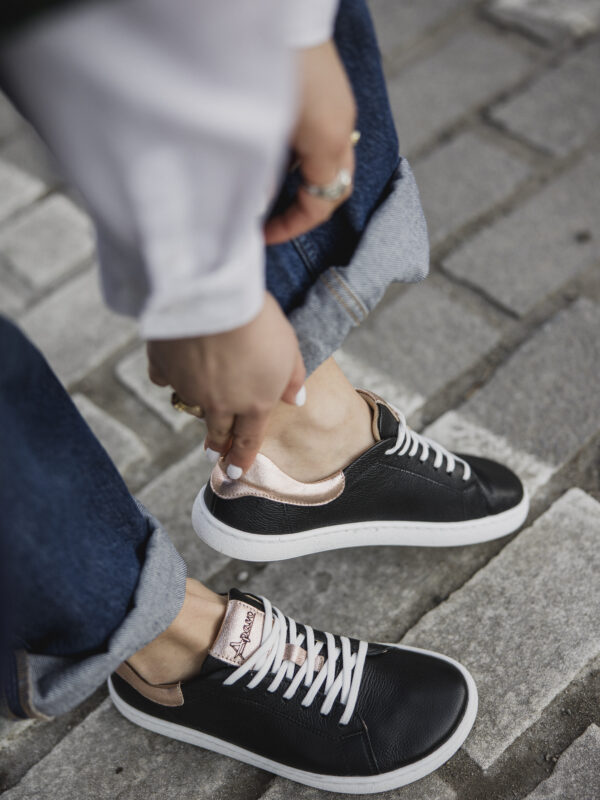 Półbuty barefoot damskie Tila – czarne trampki z akcentem rosegold na białej podeszwie | Apavo Komfort