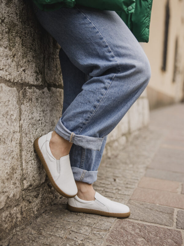 Półbuty barefoot damskie Neomi – białe slip-on na beżowej podeszwie | Apavo Komfort