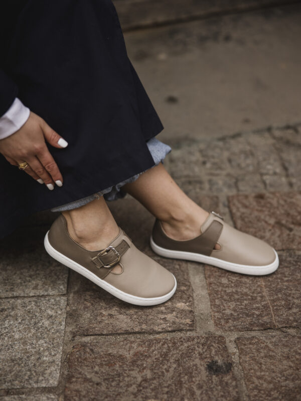 Półbuty barefoot damskie Bonnie – cappuccino i czekoladowy brąz z klamrą na białej podeszwie | Apavo Komfort