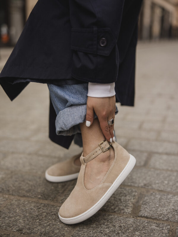 Półbuty barefoot damskie Sana – beżowy welur baleriny T-bar z paskiem | Apavo Komfort
