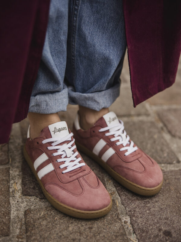 Półbuty barefoot damskie Livia – sneakersy bordowy mleczny nubuk z białymi paskami | Apavo Komfort