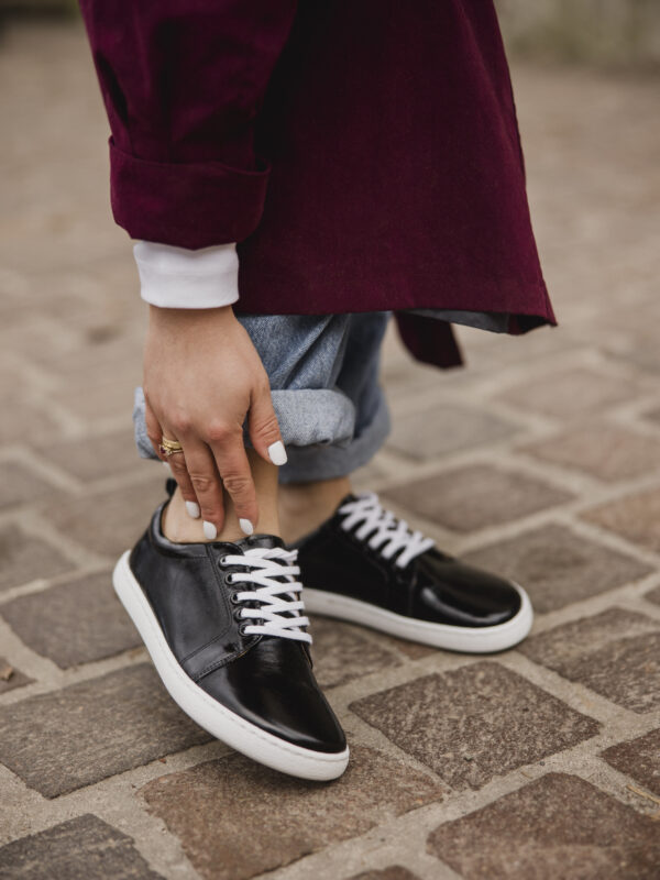 Półbuty barefoot damskie Lena – trampki czarna skóra lakierowa na białej podeszwie | Apavo Barefoot