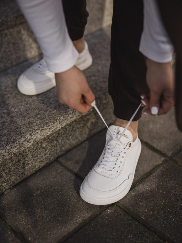 Półbuty barefoot damskie Vivi – białe sneakersy ze złotym detalem | Apavo Komfort