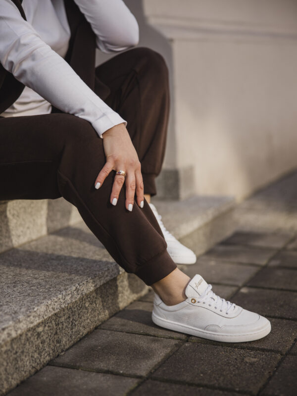 Półbuty barefoot damskie Vivi – białe sneakersy ze złotym detalem | Apavo Komfort