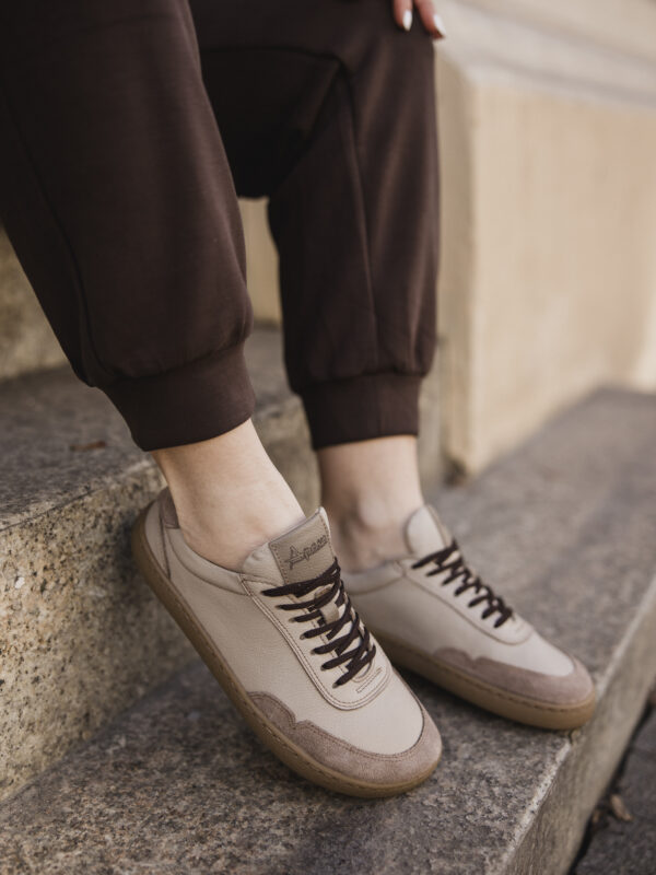 Półbuty barefoot damskie Vivi – cappuccino z welurowymi detalami | Apavo Komfort
