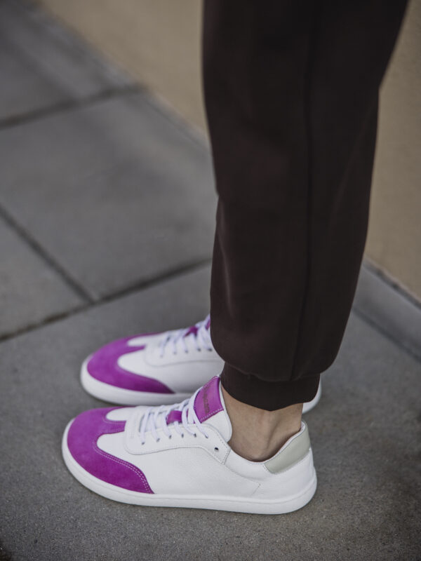 Półbuty barefoot damskie Vela – białe sneakersy z fuksjowym welurem | Apavo Barefoot