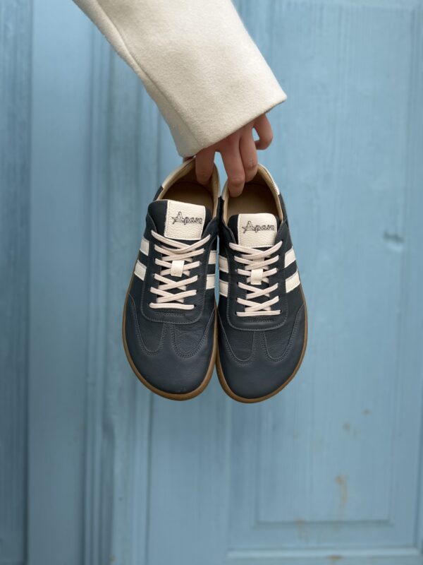 Półbuty barefoot damskie Livia – granatowa skóra licowa z kremowymi dodatkami | Apavo Komfort