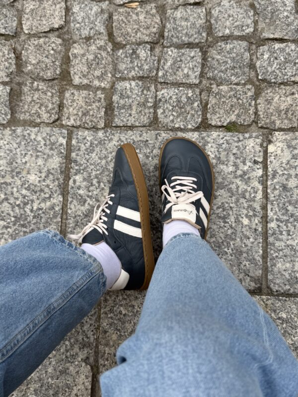 Półbuty barefoot damskie Livia – granatowa skóra licowa z kremowymi dodatkami | Apavo Komfort