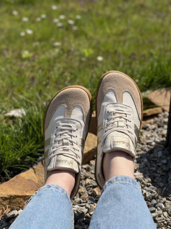 Półbuty barefoot damskie Livia – beżowy welur, ecru skóra licowa i złote dodatki | Apavo Komfort