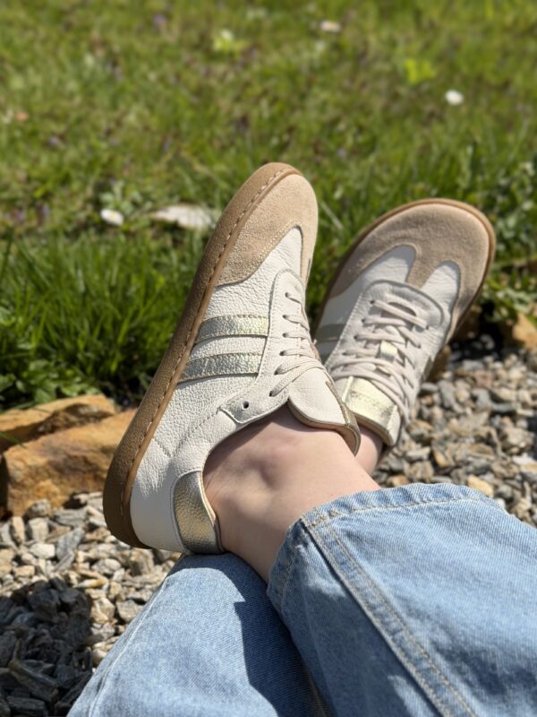 Półbuty barefoot damskie Livia – beżowy welur, ecru skóra licowa i złote dodatki | Apavo Komfort